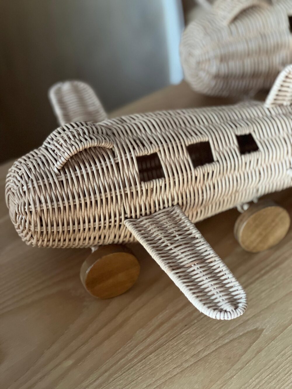 AVIÃO DECORATIVO EM RATTAN
