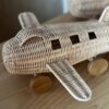 AVIÃO DECORATIVO EM RATTAN