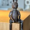 ESCULTURA DE COELHO EM MADEIRA BROWN G 46X15 CM
