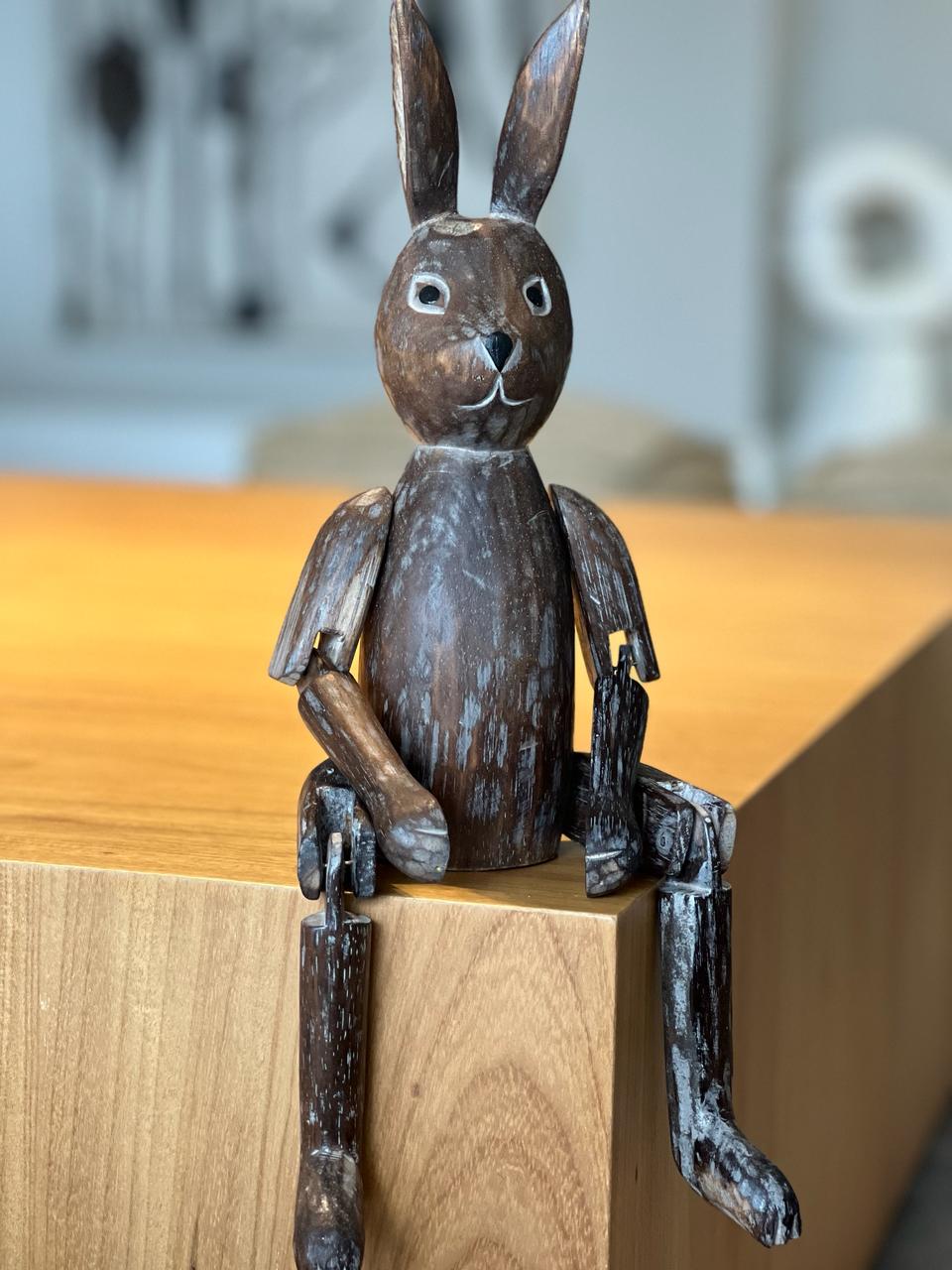ESCULTURA DE COELHO EM MADEIRA BROWN G 46X15 CM