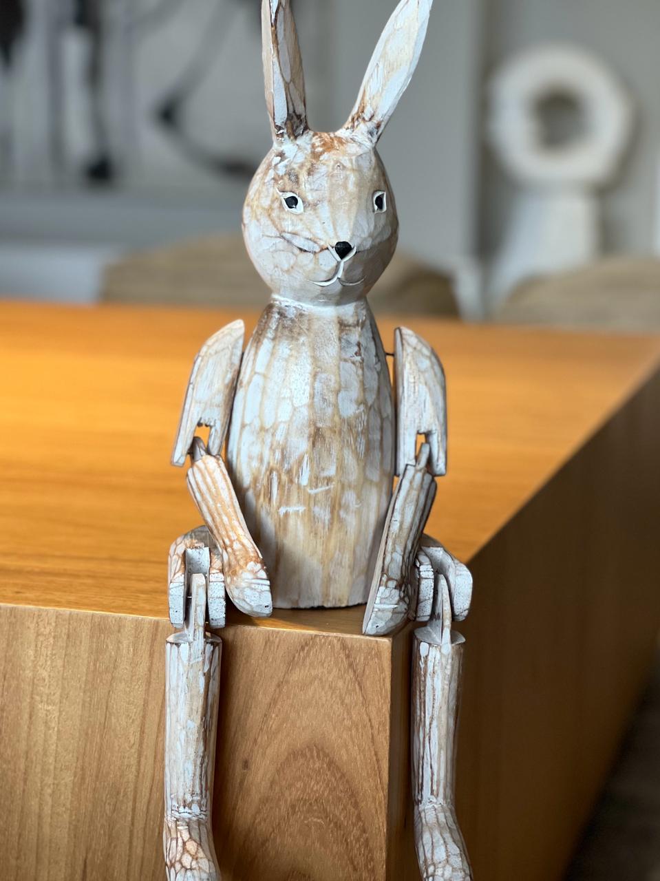 ESCULTURA DE COELHO EM MADEIRA G