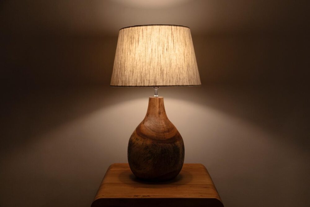 ABAJUR DE MESA COM BASE EM MADEIRA E CUPULA DE ALGODAO 43 CM