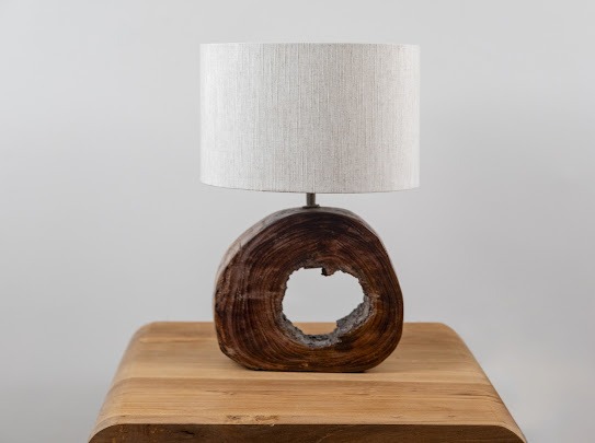 ABAJUR DE MESA COM BASE EM MADEIRA E CUPULA DE ALGODAO 43 CM