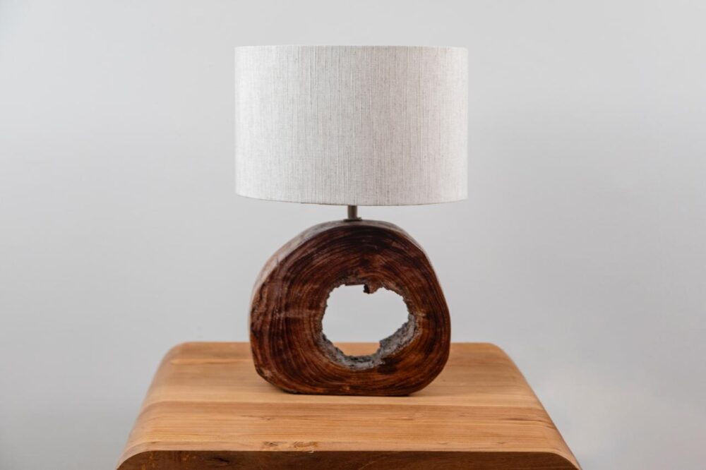 ABAJUR DE MESA COM BASE EM MADEIRA 43 CM