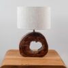 ABAJUR DE MESA COM BASE EM MADEIRA 43 CM