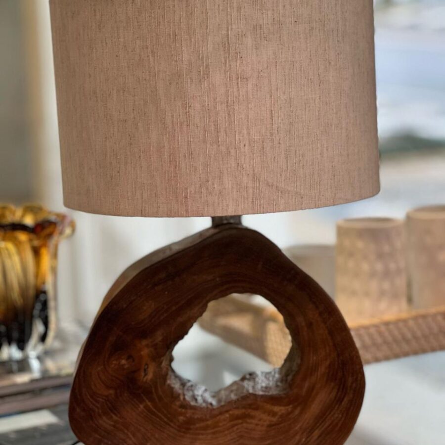 ABAJUR DE MESA COM BASE EM MADEIRA 43 CM
