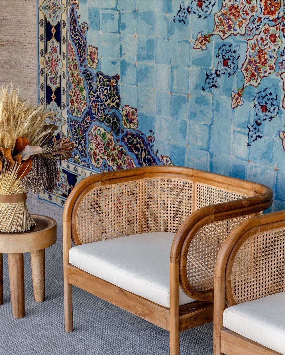 POLTRONA EM MADEIRA COM ENCOSTO DE RATTAN 76 CM