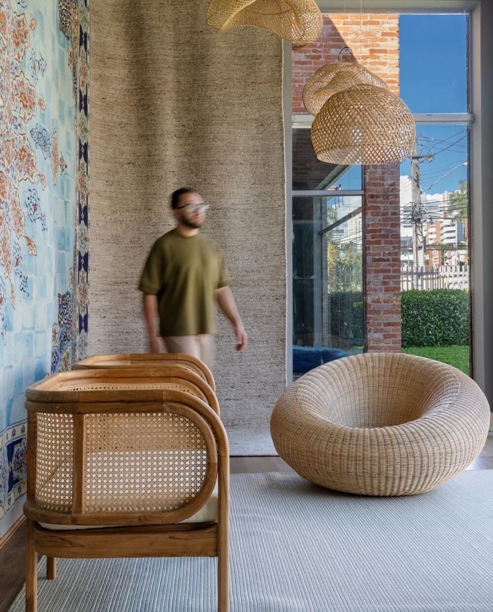 POLTRONA EM MADEIRA COM ENCOSTO DE RATTAN 76 CM
