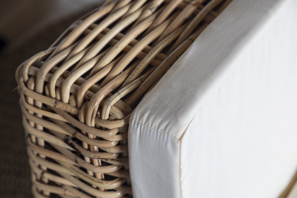 POLTRONA EM RATTAN COM ALMOFADA