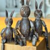 ESCULTURA DE COELHO EM MADEIRA BROWN G 46X15 CM