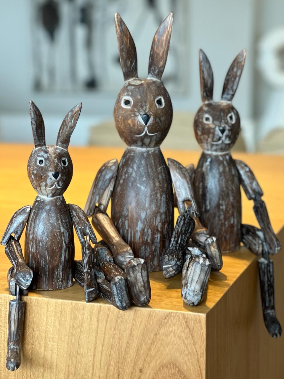 ESCULTURA DE COELHO EM MADEIRA BROWN G 46X15 CM